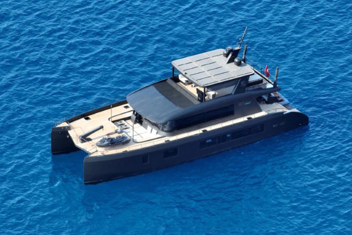 VisionF 80 BLCK catamaran